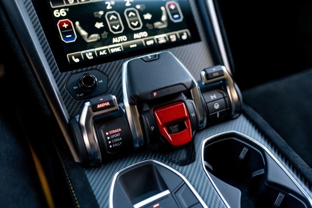 Lamborghini Urus Performante Rental | Plush Houston Rentals